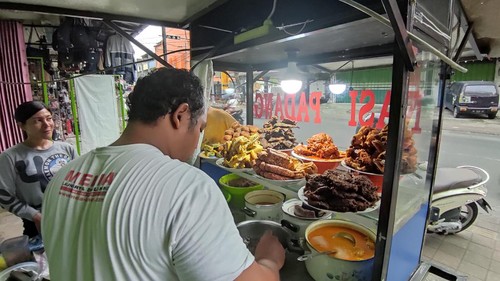 Rumah Makan Nasi Padang Sari Baru yang menjual nasi padang ala kaki lima di Jalan Gunung Agung Nomor 6, Kota Denpasar, Bali. (I Wayan Sui Suadnyana/detikBali)