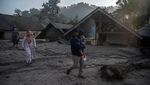 Rumah-rumah Warga Tertimbun Abu Vulkanik Gunung Semeru
