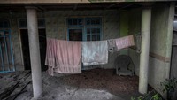 Pusat Vulkanologi dan Mitigasi Bencana Geologi (PVMBG) mengimbau masyarakat untuk tidak melakukan aktivitas di radius 15 Km dari kawah/puncak Gunung Semeru karena rawan terhadap bahaya lontaran batu. (Juni Kriswanto/AFP/Getty Images)