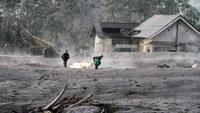 Gunung Semeru kembali erupsi. Kali ini erupsi terjadi sekitar pukul 02.46 WIB, Minggu (43/12/2022) dengan tinggi kolom abu 1.500 meter di atas puncak gunung sekitar 5.176 meter di atas permukaan laut.  (ANTARA FOTO/Umarul Faruq)