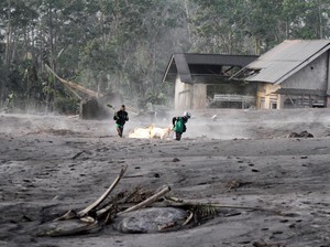 Erupsi Semeru, Abu Panas Berasap Masih Selimuti Dusun Kajar Kuning