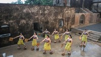 Penari mementaskan tarian mahasyahdu titi laku di situs Warungboto, Umbulharjo, Yogyakarta, Senin (5/112/2022).