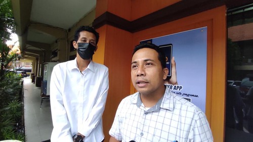 Salah satu kurir korban pemerasan bersama penasehat hukum I Nengah Jimat saat ditemui detikBali di Polda Bali, Senin (5/12/2022). (I Wayan Sui Suadnyana)