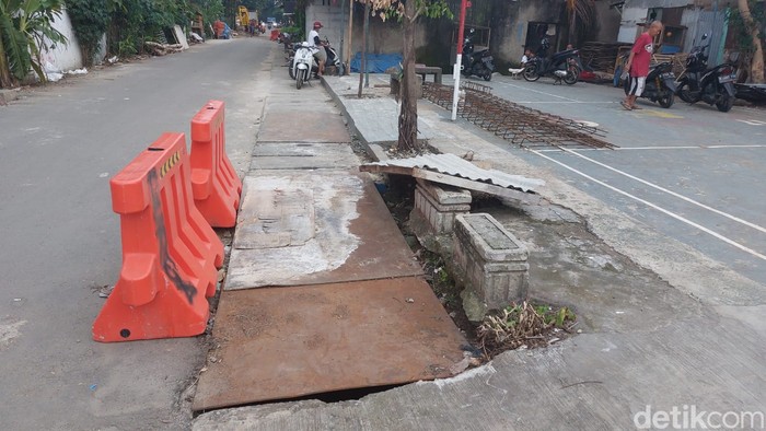 Saluran penghubung atau got antibanjir di Jl Buluh Perindu I, Pondok Bambu, Duren Sawit, masih dalam tahap pengerjaan. 5 Desember 2022. (Rumondang Naibaho/detikcom)