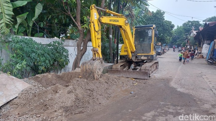 Saluran penghubung atau got antibanjir di Jl Buluh Perindu I, Pondok Bambu, Duren Sawit, masih dalam tahap pengerjaan. 5 Desember 2022. (Rumondang Naibaho/detikcom)