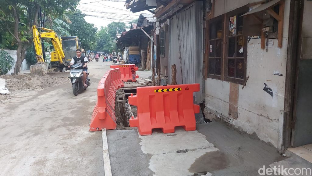 Saluran penghubung atau got antibanjir di Jl Buluh Perindu I, Pondok Bambu, Duren Sawit, masih dalam tahap pengerjaan. 5 Desember 2022. (Rumondang Naibaho/detikcom)