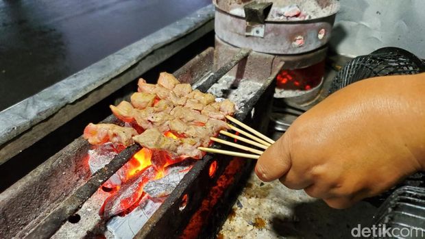 Sate kuda di Denggung, Sleman. Sate kuda Sarini ini dijual Rp 24 ribu per porsi atau lima tusuk.