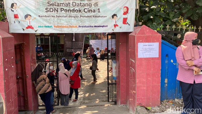 Sebanyak 183 siswa SDN Pocin 1 mengikuti ujian akhir semester (UAS). Ujian ini merupakan kegiatan terakhir mereka sebelum dipaksa Pemkot Depok angkat kaki. (Devi Puspitasari/detikcom)