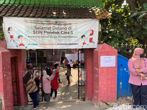 Sebanyak 183 siswa SDN Pocin 1 mengikuti ujian akhir semester (UAS). Ujian ini merupakan kegiatan terakhir mereka sebelum dipaksa Pemkot Depok angkat kaki. (Devi Puspitasari/detikcom)