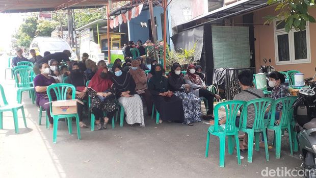 Sejumlah pelayat berdatangan ke rumah duka korban kecelakaan di Sarangan, Magetan, Senin (5/12/2022). Rumah korban berada di Semarang.