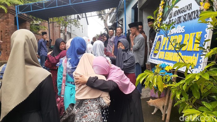 Sejumlah pelayat berdatangan ke rumah duka korban kecelakaan di Sarangan, Magetan, Senin (5/12/2022). Rumah korban berada di Semarang.