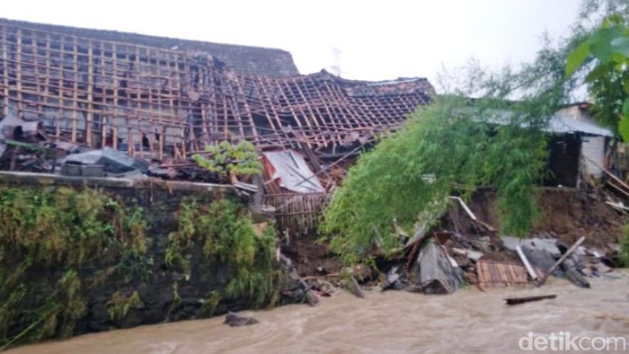 Sejumlah rumah terancam akibat longsor yang terjadi di talut sungai di Gantiwarno, Klaten, Senin (5/12/2022).