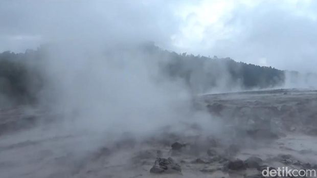 Sejumlah warga menyaksikan banjir lahar dingin Semeru