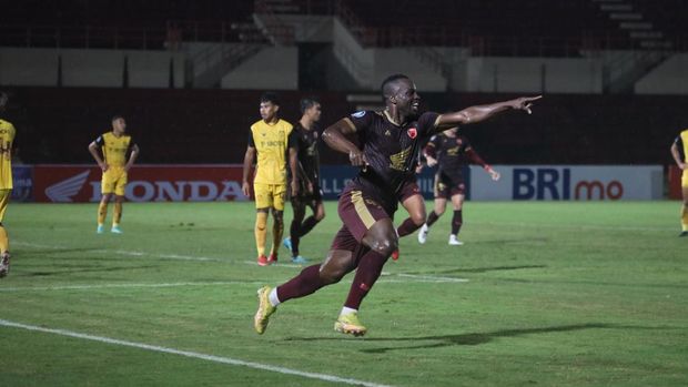 Selebrasi Donald Bissa setelah mencetak gol perdananya ke gawang Persikabo