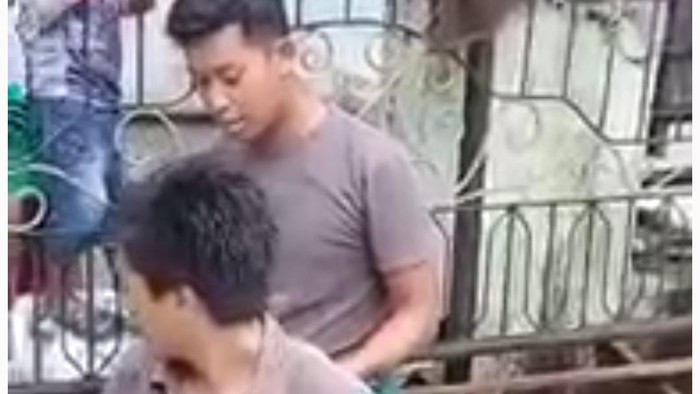 Seorang pria diamankan warga Bengkong, Kota Batam diduga pelaku penculikan anak, ternyata pria ODGJ. (Foto: Istimewa)