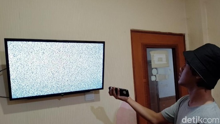 Seorang warga Batam tengah mencari siaran TV analog setelah  Analog Switch Off (ASO) di wilayah siaran Batam  pada tanggal 2 Desember lalu