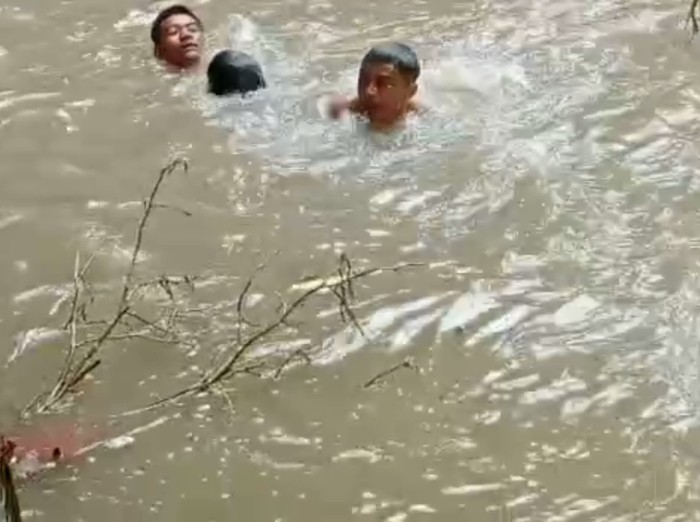 Tangkapan layar sebelum korban tenggelam dan hilang di Sungai Kuripan, Senin (5/12/2022).