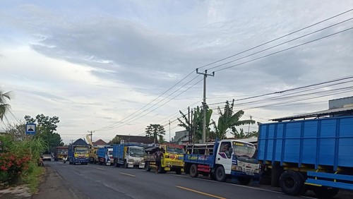 Situasi antrean di depan SPBU Banyubiru, yang berlokasi di Desa Banyubiru, Kecamatan Negara, Kabupaten Jembrana, Senin (05/12/2022).