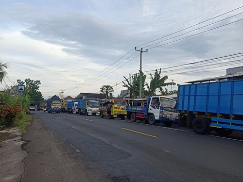 Situasi antrean di depan SPBU Banyubiru, yang berlokasi di Desa Banyubiru, Kecamatan Negara, Kabupaten Jembrana, Senin (05/12/2022).