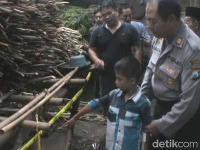 Solihin, menunjukkan lokasi septik tank kakaknya yang dikubur ibunya