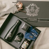 Souvenir pernikahan Atta Halilintar dan Aurel Hermansyah juga sempat mencuri atensi. Melaney Ricardo yang menjadi salah satu penerima souvenir tersebut sempat melakukan unboxing souvenir Atta-Aurel di media sosialnya. Isinya cukup beragam, ada botol minum, parfum, hingga kalung. Foto: Instagram/@anaria_souvenir