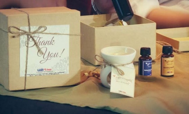 Souvenir pernikahan Raffi Ahmad dan Nagita Slavina juga tak kalah mewah dan unik. Keduanya memilih memberikan sepaket aroma terapi lengkap dengan tungkunya. Menariknya lagi souvenir tersebut didatangkan langsung dari Swiss. Foto: Instagram/@raffinagita1717