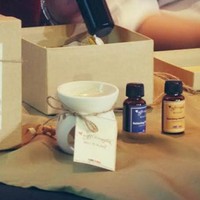 Souvenir pernikahan Raffi Ahmad dan Nagita Slavina juga tak kalah mewah dan unik. Keduanya memilih memberikan sepaket aroma terapi lengkap dengan tungkunya. Menariknya lagi souvenir tersebut didatangkan langsung dari Swiss. Foto: Instagram/@raffinagita1717