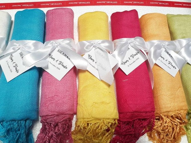Paula Verhoeven dan Baim Wong menikah pada November 2018. Tak mau memberikan sembarang souvenir, keduanya memilih pashmina dengan berbagai macam warna. Souvenir berupa pashmina tersebut dibagikan saat prosesi siraman. Foto: Instagram/@baimwong