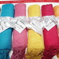 Paula Verhoeven dan Baim Wong menikah pada November 2018. Tak mau memberikan sembarang souvenir, keduanya memilih pashmina dengan berbagai macam warna. Souvenir berupa pashmina tersebut dibagikan saat prosesi siraman. Foto: Instagram/@baimwong