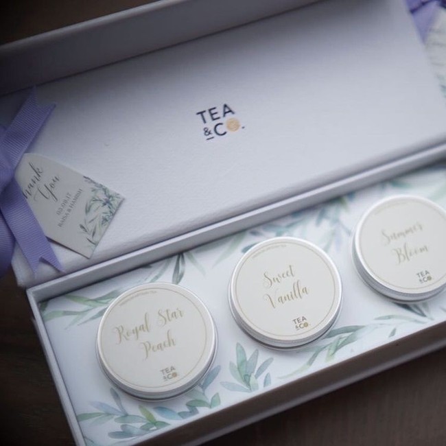 Unik dan elegan, Raisa dan Hamish Daud memilih memberikan souvenir berupa teh 3 rasa yang dikemas dalam kotak. Tak sembarangan memilih teh, keduanya mempercayakan perusahaan teh ternama Tea & Co. untuk souvenir pernikahannya. Foto: Instagram/@raisa6690