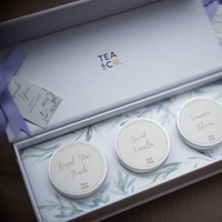 Unik dan elegan, Raisa dan Hamish Daud memilih memberikan souvenir berupa teh 3 rasa yang dikemas dalam kotak. Tak sembarangan memilih teh, keduanya mempercayakan perusahaan teh ternama Tea & Co. untuk souvenir pernikahannya. Foto: Instagram/@raisa6690