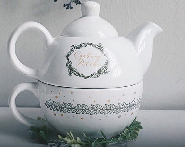 Menikah dengan tema ala Twilight di Pine Hill Cibodas, Lembang, Bandung, Syahnaz Sadiqah dan Jeje memilih souvenir unik berupa mug yang berbentuk mirip dengan sebuah teko. Untuk mempermanis, Syahnaz menambahkan desain simpel beserta tulisan namanya dan sang suami. Foto: Instagram/@syahnazs