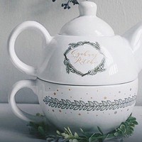 Menikah dengan tema ala Twilight di Pine Hill Cibodas, Lembang, Bandung, Syahnaz Sadiqah dan Jeje memilih souvenir unik berupa mug yang berbentuk mirip dengan sebuah teko. Untuk mempermanis, Syahnaz menambahkan desain simpel beserta tulisan namanya dan sang suami. Foto: Instagram/@syahnazs