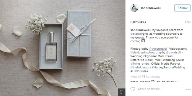 Menikah pada 8 November 2016 dengan Harvey Moeis, souvenir pernikahan Sandra Dewi juga tak kalah mewah. Sandra dan Harvey memilih memberikan parfum dengan aroma khusus yang telah dipesan oleh keduanya. Parfum tersebut kemudian dikemas di tempat yang membuatnya makin terlihat mewah dan elegan. Foto: Instagram/@sandradewi88