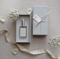 Menikah pada 8 November 2016 dengan Harvey Moeis, souvenir pernikahan Sandra Dewi juga tak kalah mewah. Sandra dan Harvey memilih memberikan parfum dengan aroma khusus yang telah dipesan oleh keduanya. Parfum tersebut kemudian dikemas di tempat yang membuatnya makin terlihat mewah dan elegan. Foto: Instagram/@sandradewi88