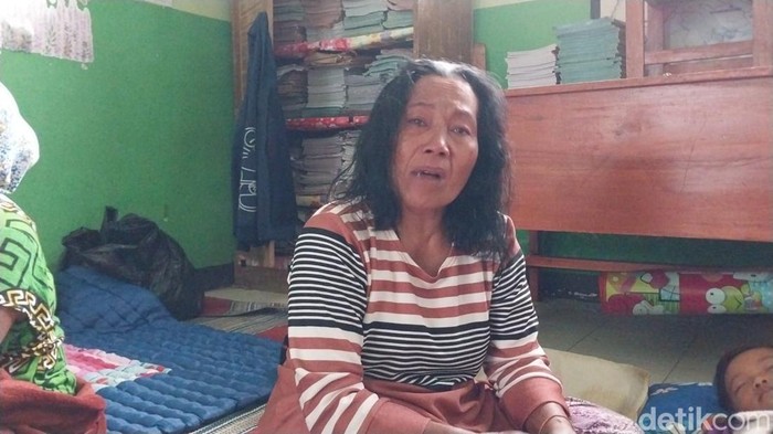 Sri Wati menangis sembari menceritakan bagaimana duka bertubi-tubi melandanya