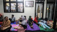 Selain kantor kecamatan, warga juga mengungsi di sejumlah titik pengungsian di Candipuro, Lumajang, Jawa Timur.
