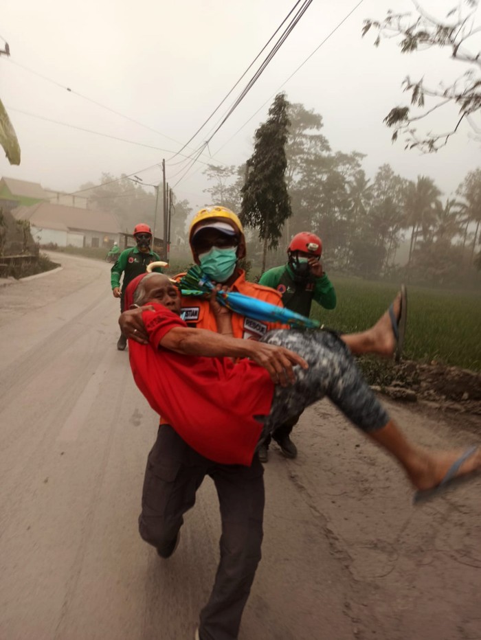 STATUS GUNUNGAPI SEMERU NAIK MENJADI AWAS Sejumlah warga terdampak abu vulkanik dari awan panas guguran (APG) Gunung Semeru mengungsi di Kantor Kecamatan Candipuro, Lumajang, Jawa Timur, Minggu (4/12/2022). Menurut data Pusat Pengendali dan Operasi (Pusdalops) Badan Nasional Penanggulangan Bencana (BNPB) ada 1.979 jiwa mengungsi di 11 titik pengungsian.