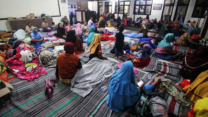 STATUS GUNUNGAPI SEMERU NAIK MENJADI AWAS Sejumlah warga terdampak abu vulkanik dari awan panas guguran (APG) Gunung Semeru mengungsi di Kantor Kecamatan Candipuro, Lumajang, Jawa Timur, Minggu (4/12/2022). Menurut data Pusat Pengendali dan Operasi (Pusdalops) Badan Nasional Penanggulangan Bencana (BNPB) ada 1.979 jiwa mengungsi di 11 titik pengungsian.
