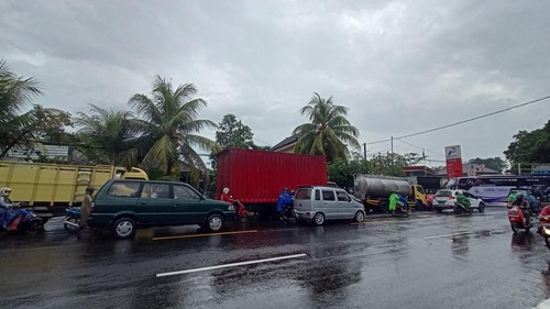 Suasana antrean truk di SPBU Abiantuwung, yang berada di Jalur Denpasar-Gilimanuk, Tabanan, Bali, Senin (5/12/2023).