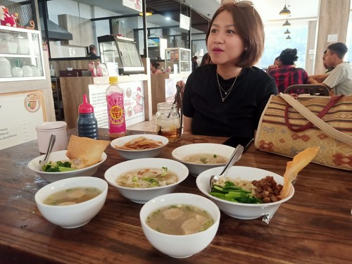 Suasana di outlet Me I Am yang tawarkan menu mi ayam di Kota Labuan Bajo.
