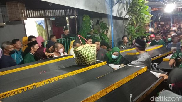 Suasana duka kedatangan jenazah korban kecelakaan bus masuk jurang di Magetan, Senin (5/12/2022) dini hari.