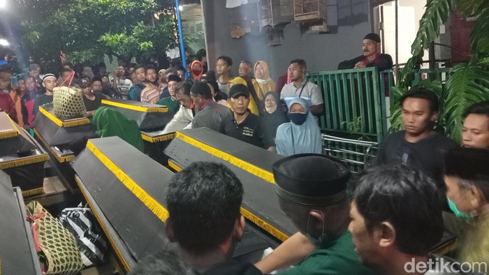 Suasana duka kedatangan jenazah korban kecelakaan bus masuk jurang di Magetan, Senin (5/12/2022) dini hari.