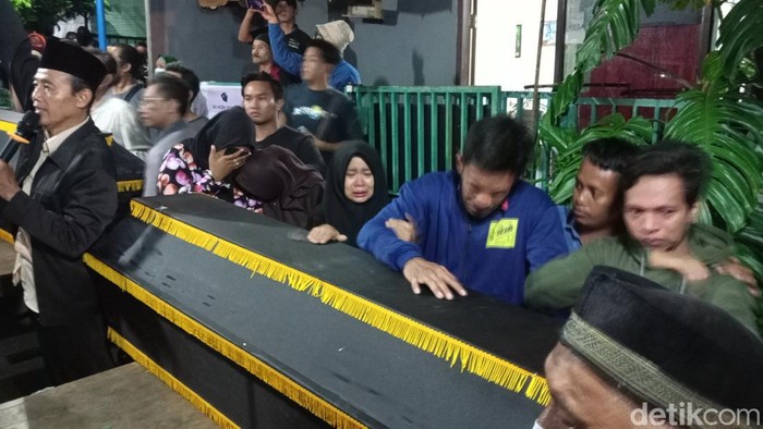 Suasana duka kedatangan jenazah korban kecelakaan bus masuk jurang di Magetan, Senin (5/12/2022) dini hari.