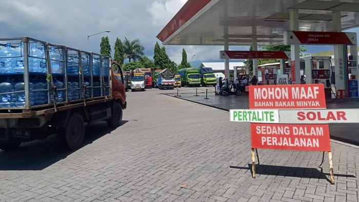 Suasana SPBU di Jembrana ditengah kelangkaan solar. Foto: I Putu Adi Budiastrawan