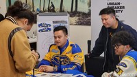 Di tempat yang sama, founder USS, Jeffry Jouw atau yang karib disapa Jejouw menjelaskan, brand fashion dan otomotif sebenarnya bisa disatukan melalui kolaborasi kreatif. Salah satunya dengan membuat pakaian eksklusif dengan ornamen merek otomotif.