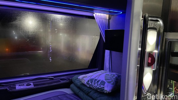 Kabin bus suite class PO Kalingga Jaya juga memiliki fasilitas TV kecil, bantal, selimut dan tirai.