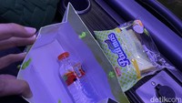 Makanan ringan dan air minum yang diberikan saat perjalanan bus suite class PO Kalingga Jaya baru dimulai. Bungkusnya pun sangat bagus. 