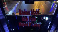 Pintu sekat pembatas alas kaki yang harus dibuka saat memasuki lorong bus suite class PO Kalingga Jaya.