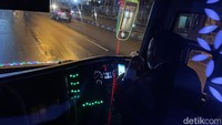 Kabin driver bus suite class PO Kalingga Jaya. Jadi, dalam beberapa tahun ke belakang, kami sempat menaiki berbagai jenis bus, mulai dari kelas eksekutif, president, sampai suite class. Bisa dibilang bahwa yang terakhir inilah yang terbaik.